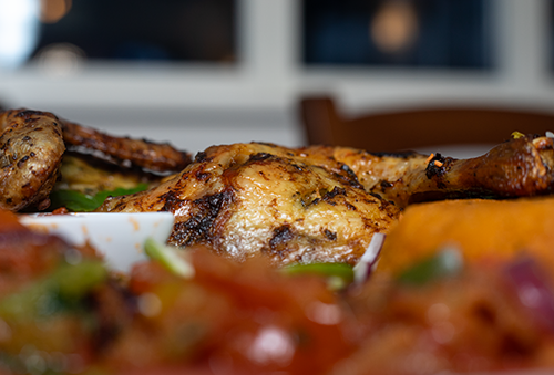 Poulet braisé — Cuisses ou morceaux de poulet préparés avec soin.