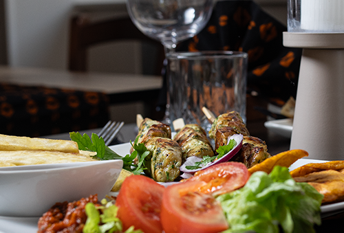 Damela propose une cuisine africaine authentique mêlée à des inspirations européennes revisitées avec créativité — un voyage culinaire alliant tradition, modernité et générosité.