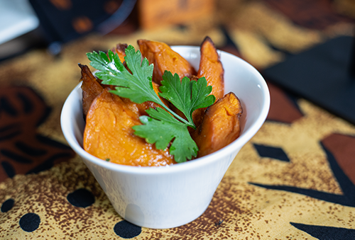 Une cuisine inspirée des traditions africaines, adaptée au goût local et aux attentes d’une clientèle variée.